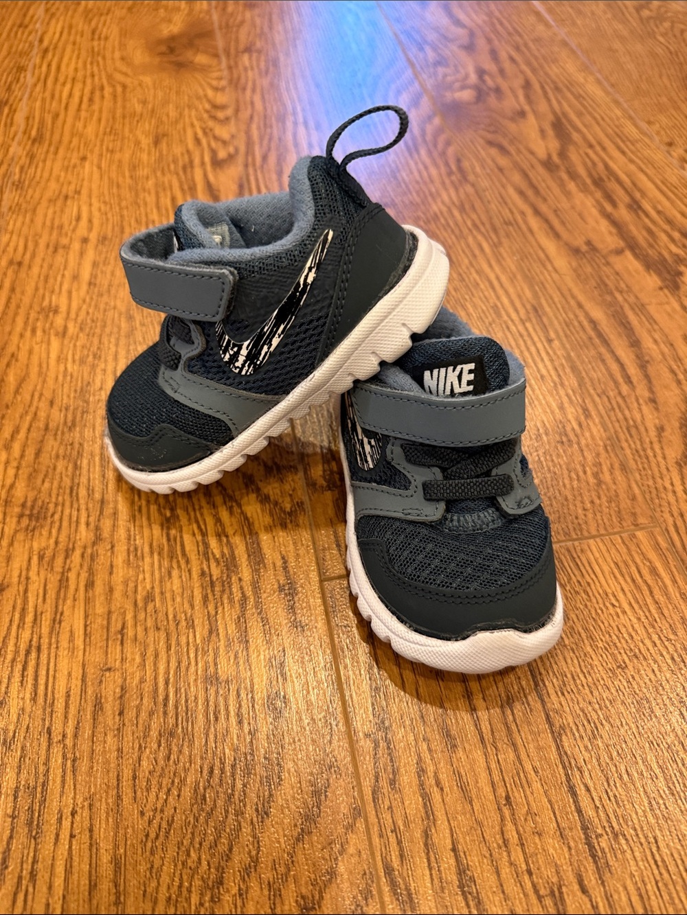 Nike Kids Navy and Gray Lightweight Hook-and-Loop Sneakers